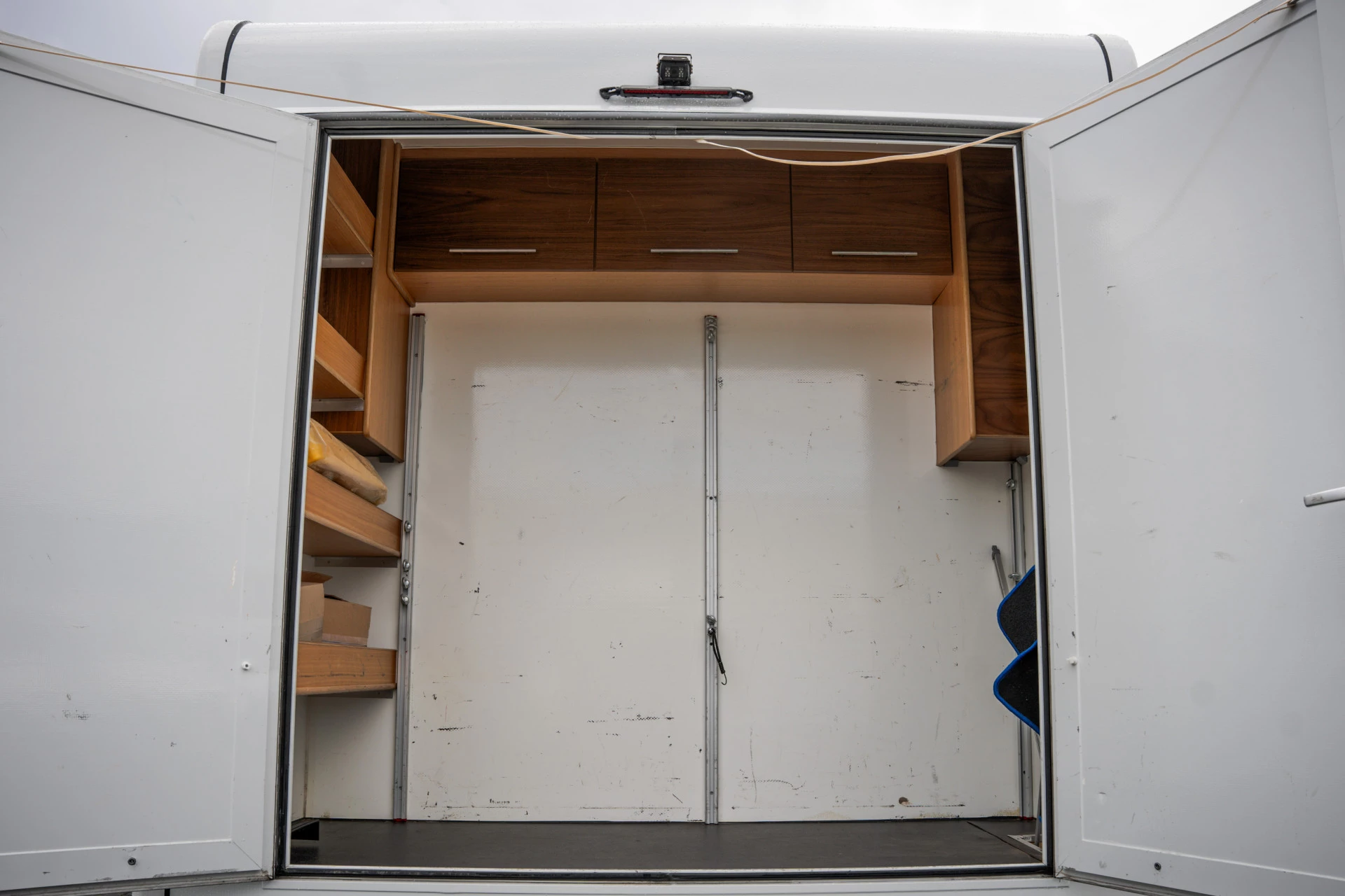 Hoofdafbeelding Iveco 40C18 3.0L 180PK | Camperkandidaat | 1ste Eigenaar | Automaat | Euro 6 | Camera | 3.5T Trekgwicht