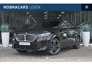 Hoofdafbeelding BMW iX2 BMW iX2 xDrive30 M Sport / Comfort Access / Sportstoelen / Stoelverwarming / Adaptieve LED / Head-Up / Parking Assistant Plus