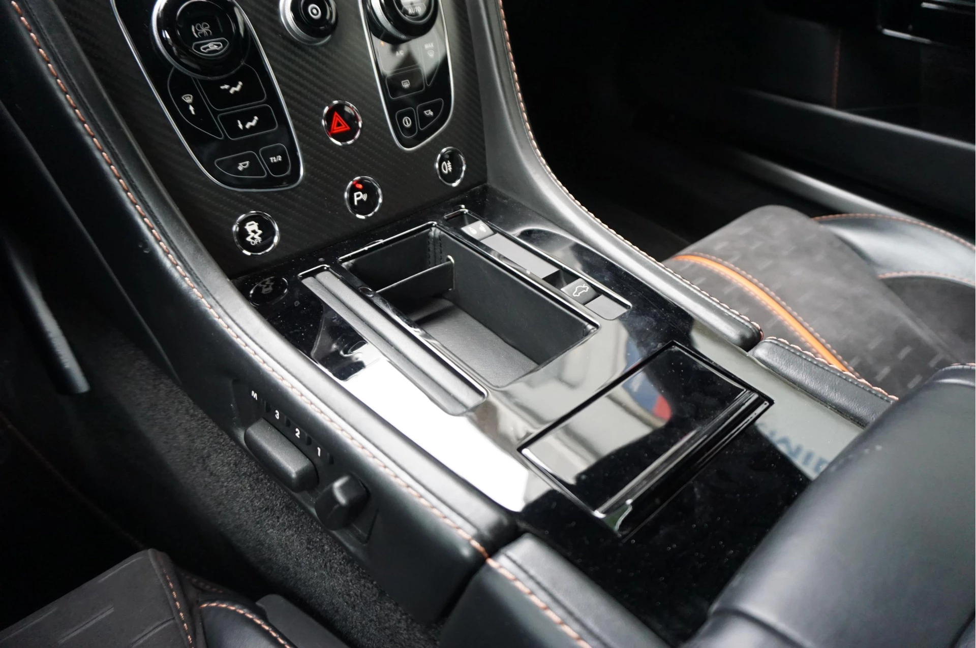 Hoofdafbeelding Aston Martin V8 Vantage