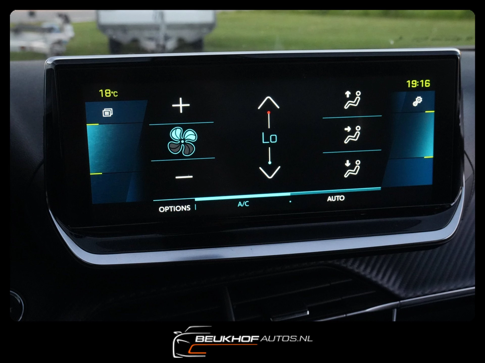 Hoofdafbeelding Peugeot e-2008