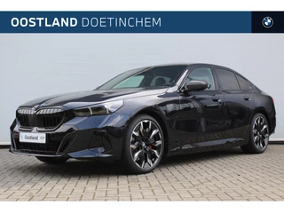 BMW 5 Serie 530e M Sport Automaat / Panoramadak / Trekhaak / Bowers & Wilkins  / M Multifunctionele Stoelen / Parking Assistant Professional / Adaptief onderstel professional
