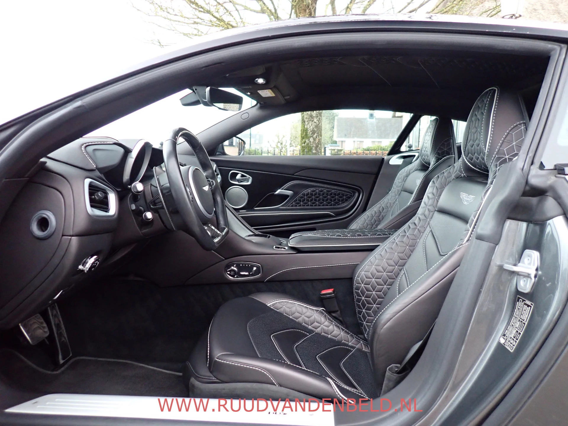 Hoofdafbeelding Aston Martin DBS