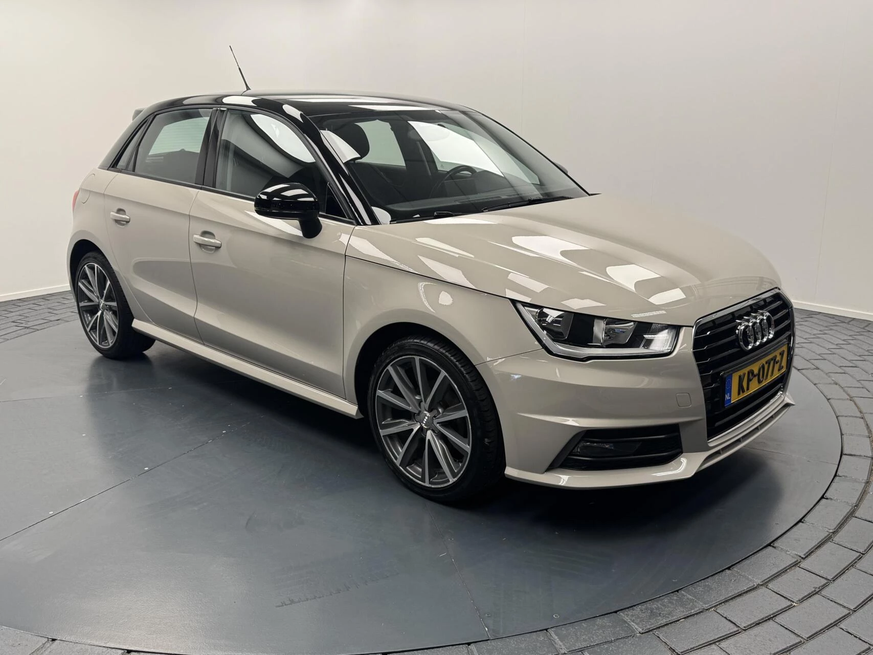 Hoofdafbeelding Audi 1.0 TFSi S-Line Airco-Navigatie-Cr.contr-Lm17''velgen