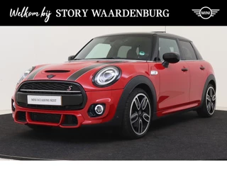 Hoofdafbeelding MINI Cooper S MINI Cooper S Hatchback Pepper Automaat / JCW Pakket / Panoramadak / Achteruitrijcamera / JCW Sportstoelen / Adaptieve LED / Park Assistant / Stoelverwarming