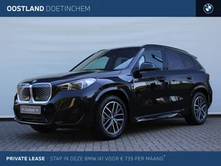 Hoofdafbeelding BMW iX1 BMW iX1 eDrive20 M Sport / Panoramadak / Trekhaak / Sportstoelen / Adaptieve LED / Comfort Access / M Adaptief onderstel / Stoelverwarming