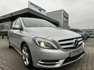 Hoofdafbeelding Mercedes-Benz B-Klasse Mercedes-Benz B-Klasse 200 Ambition Camera | Trekhaak | Bi-Xenon | Navi | Spiegelpakket