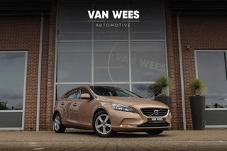Hoofdafbeelding Volvo V40 Volvo V40 1.6 T3 Momentum | 2e eigenaar | Sportstuur | Stoelverwarming | Climate control | Navigatie | Cruise control | PDC | Mistlampen | Origineel