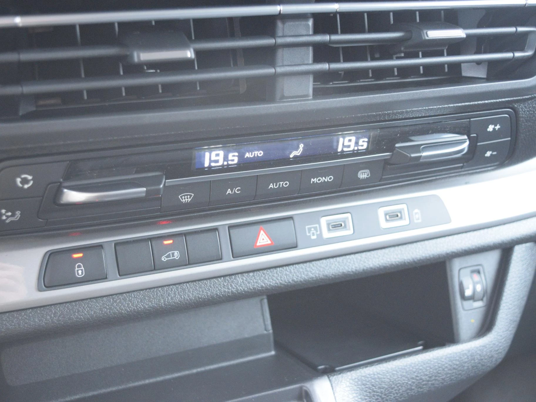 Hoofdafbeelding Peugeot e-Expert