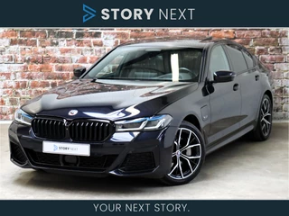 BMW 5 Serie Sedan 530e High Executive M Sport Pakket Automaat / Live Cockpit Professional / Schuif-/kanteldak / Personal CoPilot Pack / Trekhaak / Laserlight / Comfortstoelen / Stoelverwarming / Extra Getint Glas / Shadow Line / 19 Inch / Hifi / Neerklapbare Achterbank