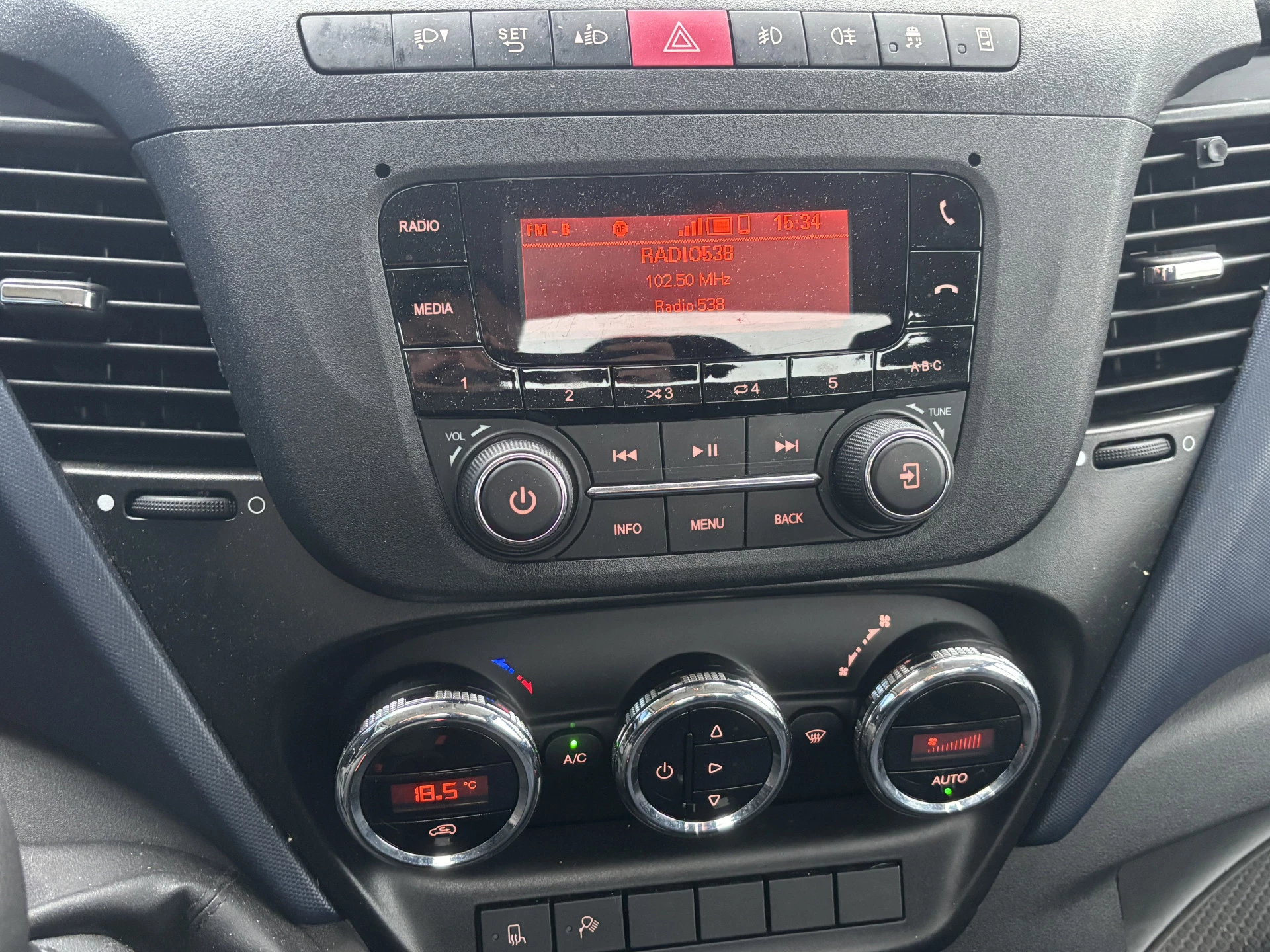 Hoofdafbeelding Iveco 40C18 3.0 180 PK Automaat Be Trekker + Veldhuizen P45-1 2019 Semi Dieplader