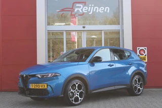 Alfa Romeo Tonale 1.5T 130PK Hybrid SPRINT + VEEL OPTIES! | 360° CAMERA | NAVIGATIE | DRAADLOOS APPLE CARPLAY / ANDROID AUTO | 19 "INCH LICHTMETALEN VELGEN | ADAPTIVE CRUISE CONTROL | KEYLESS ENTRY / START | VOORSTOELEN / STUUR VERWARMD | VERWARMDE RUITENSPROEIERS | DRAADLOZE TELEFOONLADER | DONKERE HEMELBEKLEDING | DODHOEKDETECTIE |