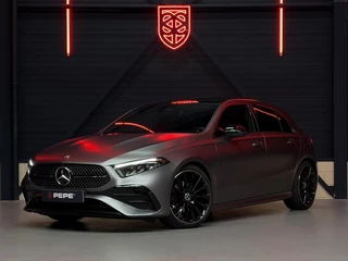 Hoofdafbeelding Mercedes-Benz A-Klasse Mercedes A-klasse 180 AMG Line |PANO|MATKLEUR|AMBILIGHT|19"