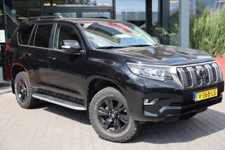 Hoofdafbeelding Toyota Land Cruiser Toyota Land Cruiser Landcruiser 150 2.8 D-4D 5DRS LOUNGE B/E TREKKER A/T 5 SITZ VAN