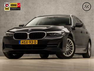 BMW 5 Serie Touring 530e Sportline 293Pk Automaat (APPLE CARPLAY, GROOT NAVI, DEALER ONDERHOUDEN, CAMERA, SFEERVERLICHTING, LEDER, SPORTSTOELEN, ADAPTIVE CRUISE, TREKHAAK ELEKTRISCH, NIEUWSTAAT)