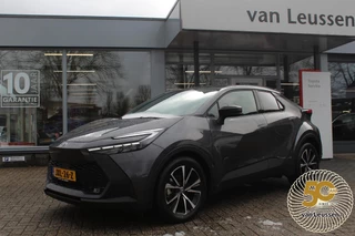 Toyota C-HR 1.8 HYBRID 140 FIRST EDITION STUUR/STOEL&WISSERVERW. LED SENSOREN V+A NAVI DODEHOEKDETECTIE DRAADLOOS TEL.LADER PRIVACY GLASS