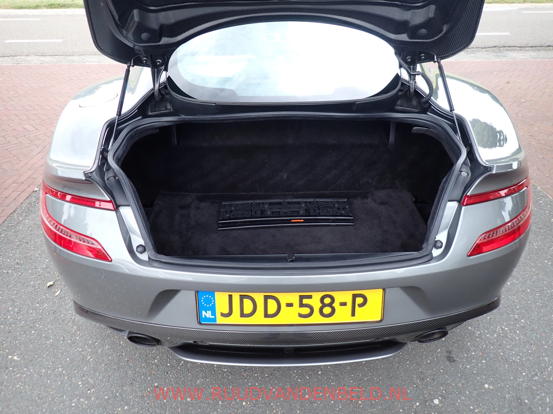 Hoofdafbeelding Aston Martin V12 Vanquish