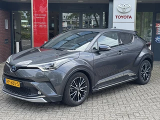 Toyota C-HR 1.8 Hybrid EXECUTIVE TREKHAAK STOEL/STUURVERW BLIND SPOT SIDEBARS PARK-SENSOREN LED KEYLESS 18'' LM-VELGEN NAVI JBL-AUDIO NL-AUTO