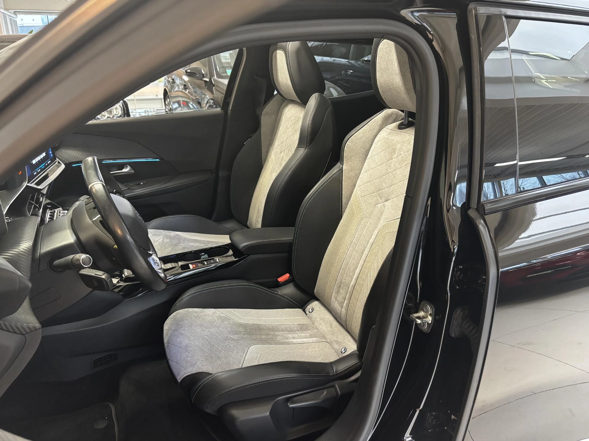 Hoofdafbeelding Peugeot e-2008