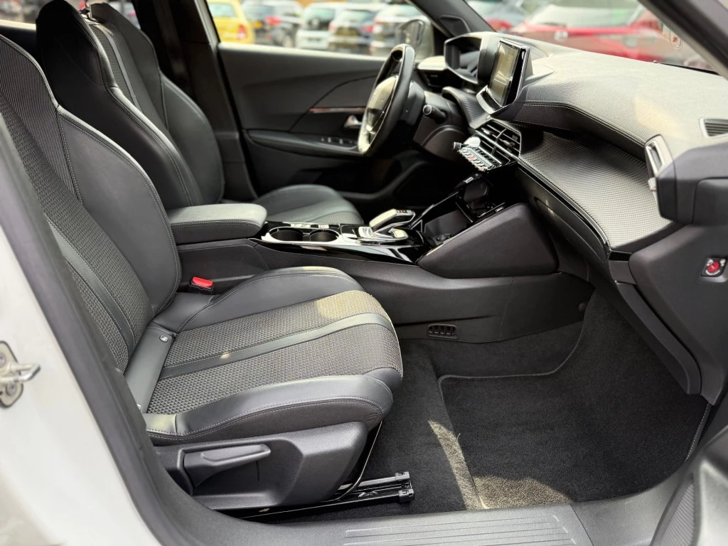Hoofdafbeelding Peugeot e-2008