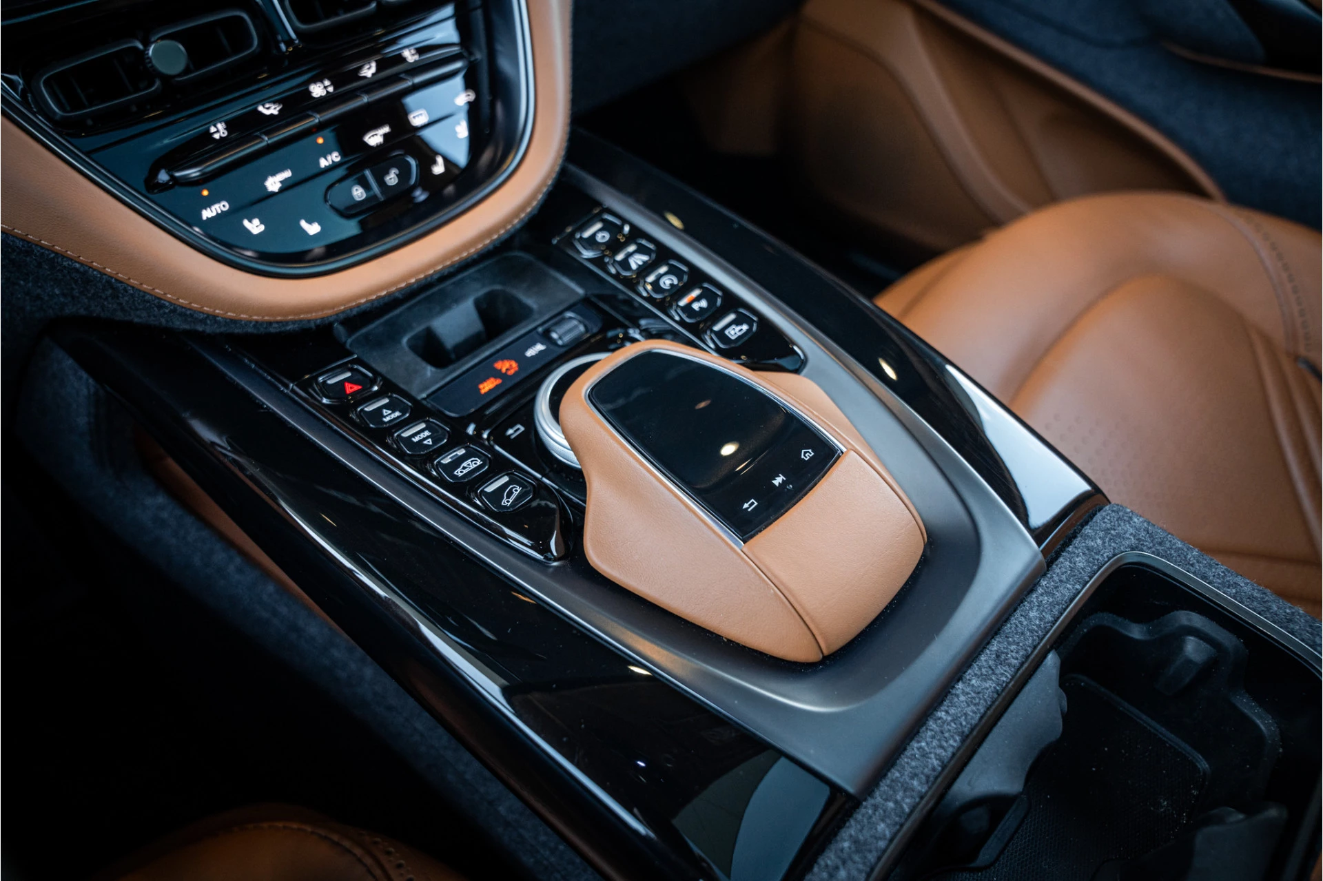 Hoofdafbeelding Aston Martin DBX
