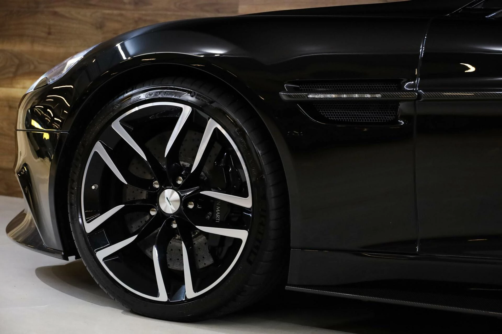 Hoofdafbeelding Aston Martin V12 Vanquish