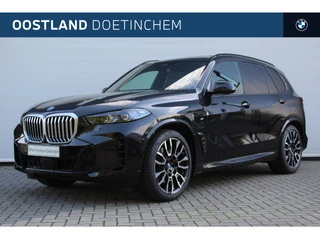 Hoofdafbeelding BMW X5 BMW X5 xDrive50e High Executive M Sport Automaat / Panoramadak / Trekhaak / Soft-Close / Adaptief onderstel / Massagefunctie / Parking Assistant Professional / Adaptieve LED / Harman Kardon