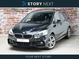 BMW 2 Serie Gran Tourer 220i High Executive M Sport Pakket Automaat 7 persoons / Panoramadak / Leder / Navigatiesysteem Plus / Head-Up Display / Stoelverwarming / Climate Control / 18 Inch / Extra Getint Glas / Achteruitrijcamera / Sportstoelen / Cruise Control / LED