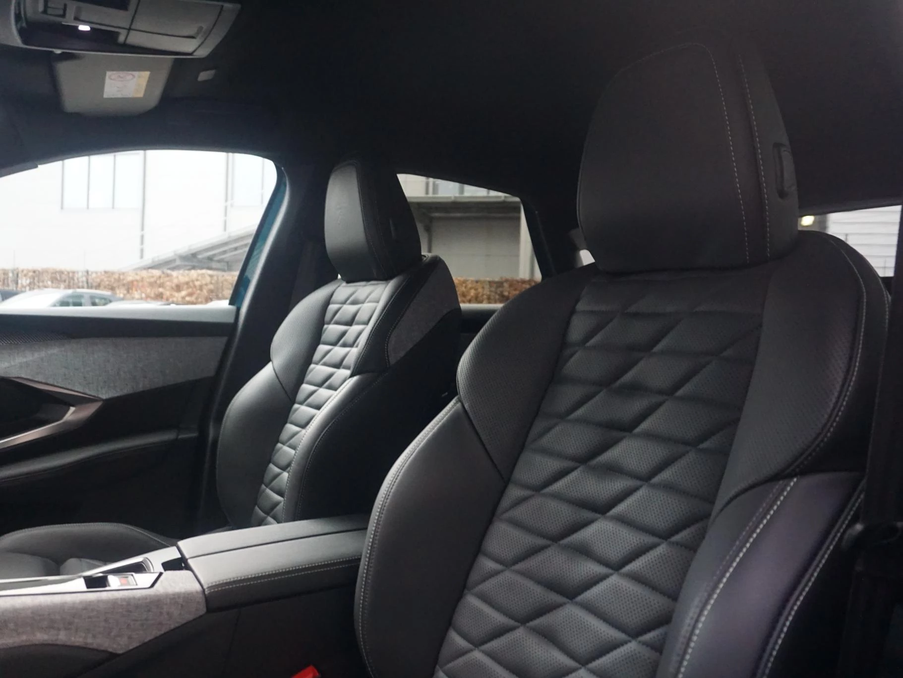 Hoofdafbeelding Peugeot e-3008