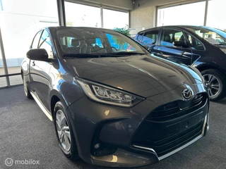 Hoofdafbeelding Toyota Yaris Toyota Yaris / Mazda 2  1.5 Hybrid Executive