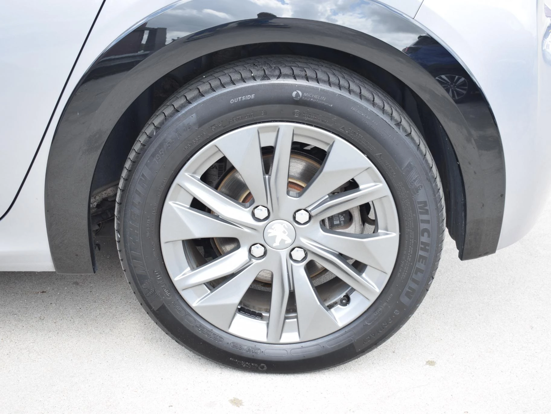 Hoofdafbeelding Peugeot e-208