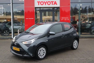 Toyota Aygo X-PLAY 5-DEURS AFN-TREKHAAK AIRCO CARPLAY CAMERA AUDIO-STUURWIELBED. LEDER-STUUR NL-AUTO