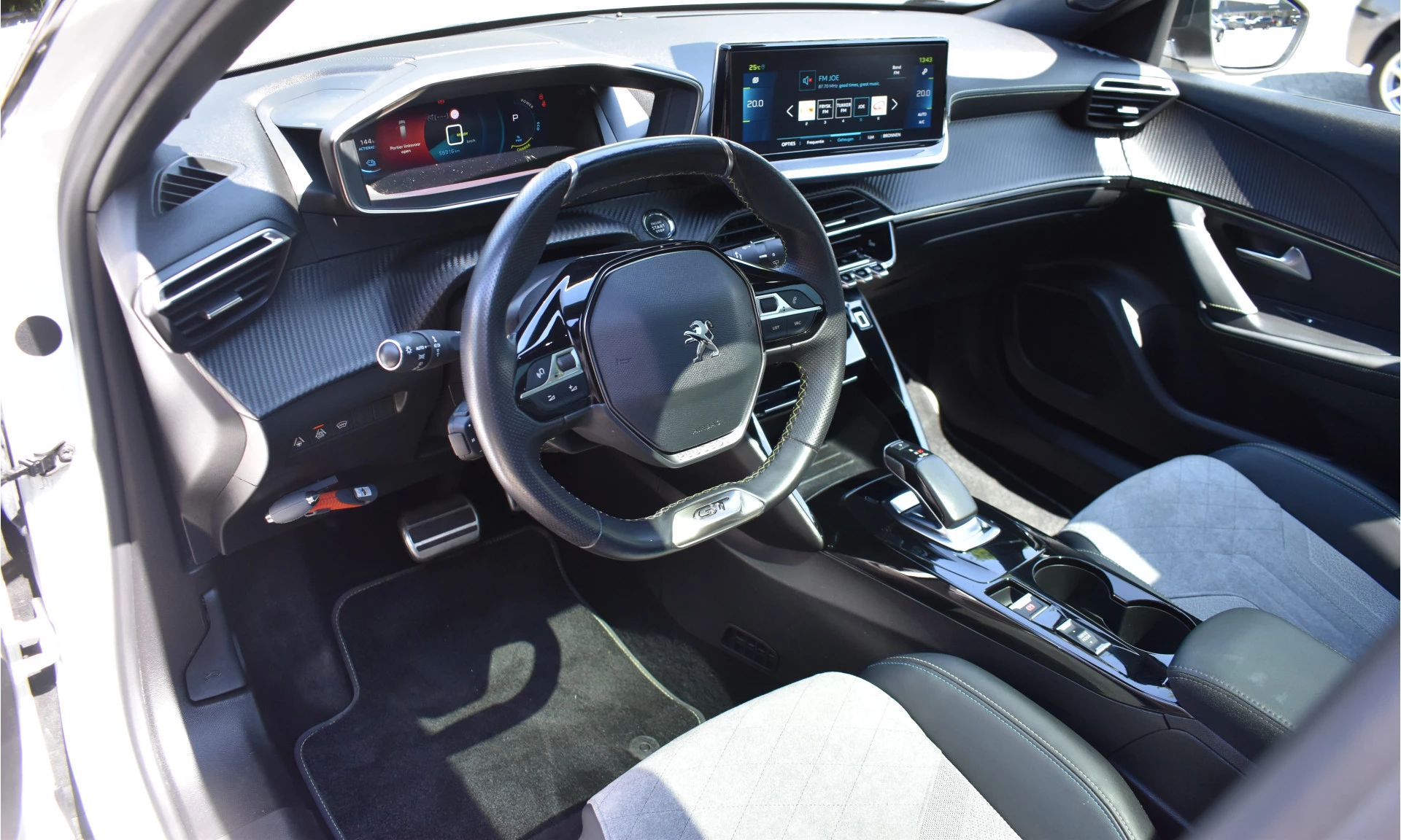 Hoofdafbeelding Peugeot e-2008