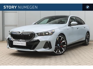 BMW i5 eDrive40 M Sport / Panoramadak / Trekhaak / Bowers & Wilkins / Stoelventilatie / Comfort Access / Adaptieve LED / M Sportonderstel / Comfortstoelen / Live Cockpit Professional / Driving Assistant Plus