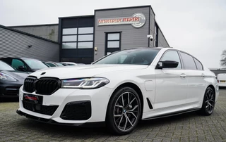 BMW 5-serie 545e xDrive Business Edition Plus | M-pakket | BTW | Panorama | Bowers&Wilkins | Sfeerverlichting | M-performance |