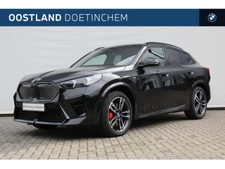 Hoofdafbeelding BMW iX2 BMW iX2 eDrive20 High Executive M Sport / Panoramadak / Sportstoelen / M Adaptief onderstel / Comfort Access / Adaptieve LED / Head-Up / Harman-Kardon / Stoelverwarming