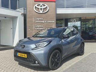 Toyota Aygo X PREMIUM TREKHAAK NAVI STOELVERW LEDER APPLE/ANDROID PARKSENS KEYLESS 18" LM-VELGEN