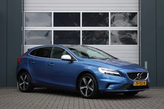 Volvo V40 1.5 T3 Polar+ Sport R-Design Automaat Camera/Panodak/Keyless/Stoelverwarming/PDC/Park.Assist/Alcantara/Trekhaak/APK:2027