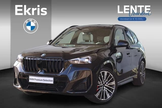 BMW X1 xDrive25e | M Sport Pro | Glazen Panoramadak | Harman Kardon | Head-Up Display | Elektrisch verstelbare stoelen met massage | 20" M Multispaak | Travel en Comfort Pack | Stoelverwarming | Camera | PS | Lentevoordeel