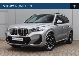 BMW X1 xDrive25e M Sport Automaat / Panoramadak / Trekhaak / Sportstoelen / M Adaptief onderstel / Achteruitrijcamera / Comfort Access / Adaptieve LED / Harman-Kardon
