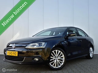 Hoofdafbeelding Volkswagen Jetta VOLKSWAGEN JETTA 1.4 TSI HYBRID HIGHLINE (VERSNELLINGSBAK PROBLEEM) HALF-LEDER/TREKHAAK/LED/17''LMV/NAVI/BLUETOOTH/LED