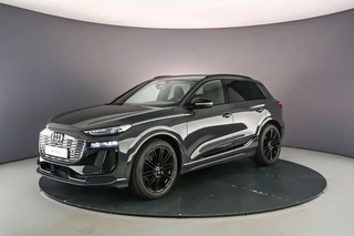 Hoofdafbeelding Audi Q6 e-tron Audi Q6 e-tron S edition performance 100 kWh | Black Edition | 21 inch zwart | Luchtvering | Rode remzadels