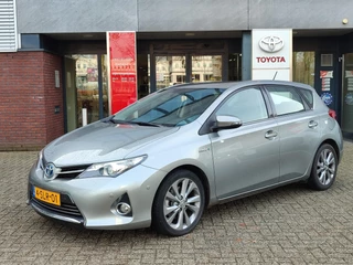 Hoofdafbeelding Toyota Auris Toyota Auris 1.8 Hybrid EXECUTIVE TREKHAAK 4S-BANDEN STOELVERW PARK-SENSOREN NAVI JBL-AUDIO CAMERA CRUISE BLUETOOTH 17'' LM-VELGEN NL-AUTO