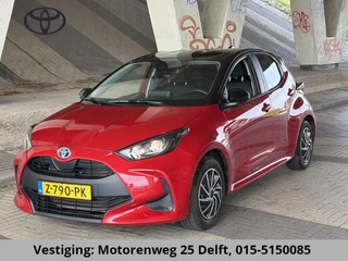 Toyota Yaris 1.5 HYBRID BI-TONE AUTOMAAT NAVIGATIE BIJNA 2023 *GARANTIE TOT 2033* Camera.  Bluetooth. All Season banden