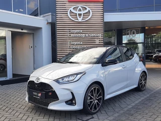 Toyota Yaris 1.5 Hybrid 130 GR Sport NIEUW DIRECT LEVERBAAR PANO JBL-AUDIO BLIND SPOT 18'' STUUR/STOELVERW PARK-SENSOREN