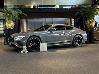 Hoofdafbeelding Bentley Continental GT Bentley Continental GT 4.0 V8 Hybrid BLACK EDITION MULLINER, BTW AUTO, PANORAMIC ROOF, ROTATING DISPLAY, TOURING PACK, COMFORT PACK, NAIM FOR BENTLEY, GRAVITY GREY, BLACK BELUGA LEATHER WITH MANDARIN ACCENTS, ALARM CLASS 5, MULLINER 10 SPOKE 22"