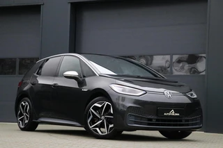 Volkswagen ID.3 First Plus 58 kWh AppleCarplay IQ-Light Trekhaak Sfeerverlicht 19'' Inch Sportvelgen Camera AdaptiveCruise 67000KM BJ2020