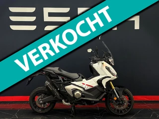 Hoofdafbeelding Honda X-ADV Honda Scooter X-ADV 750 Akrapovic LED