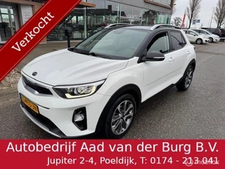 Kia Stonic 1.0 T-GDI DynamicPlusLine   17 inch velgen & banden , Trekhaak , Navigatie , Bluetooth  Priveglas , Electr. inklapbare spiegels , Parkeerhulp achter  , Wit - Zwat van kleur