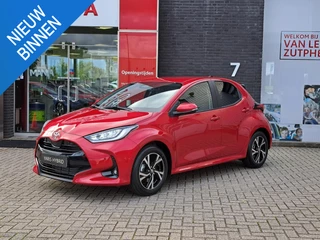 Hoofdafbeelding Toyota Yaris Toyota Yaris 1.5 Hybrid 115 Dynamic COMFORT PACK PDC STUUR EN STOELVERWARMING DODEHOEK