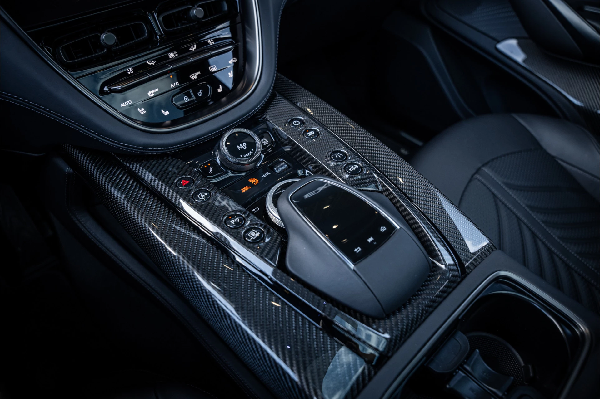 Hoofdafbeelding Aston Martin DBX